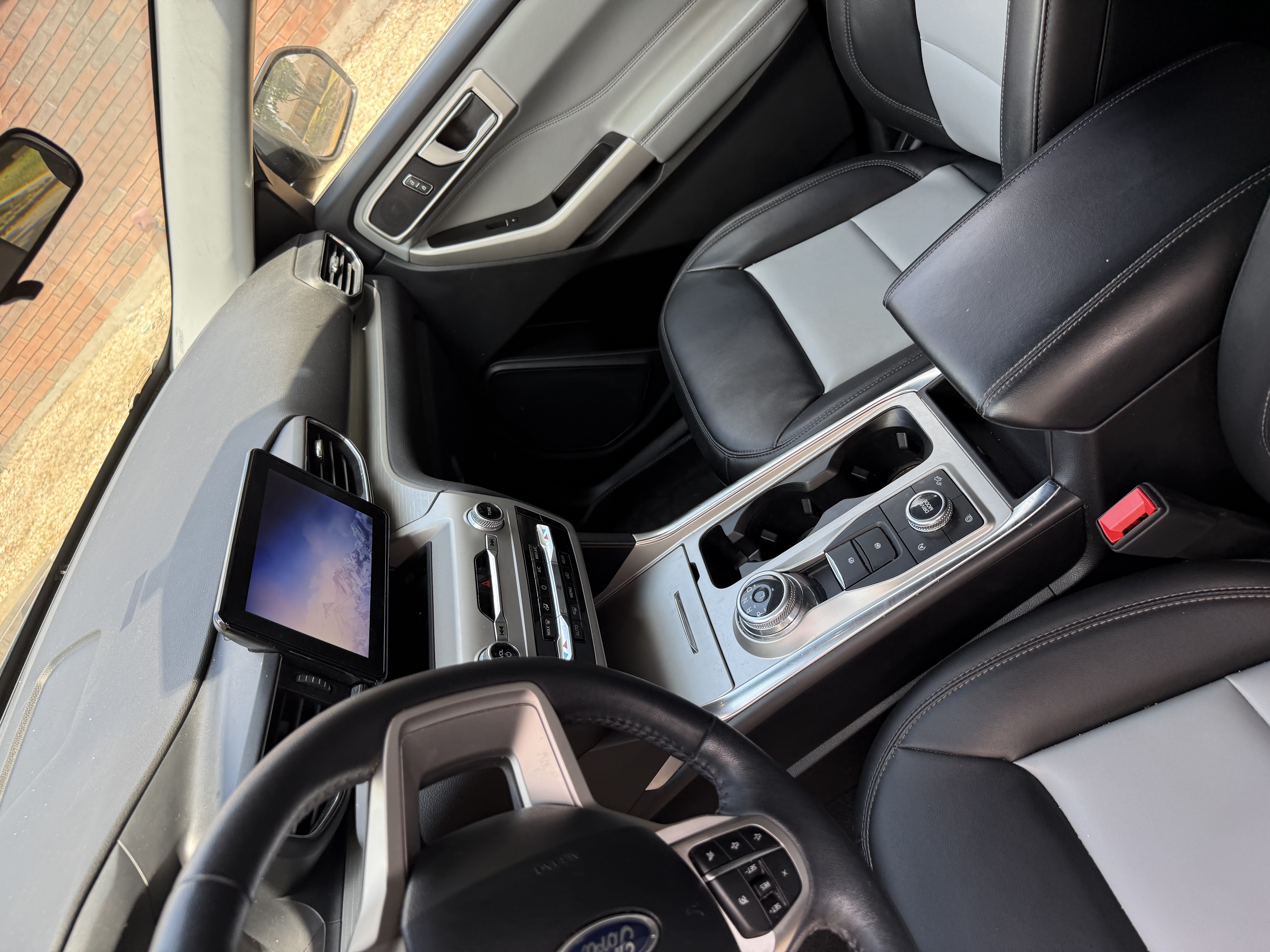 Ford Explorer — interior after detail, front seats and console