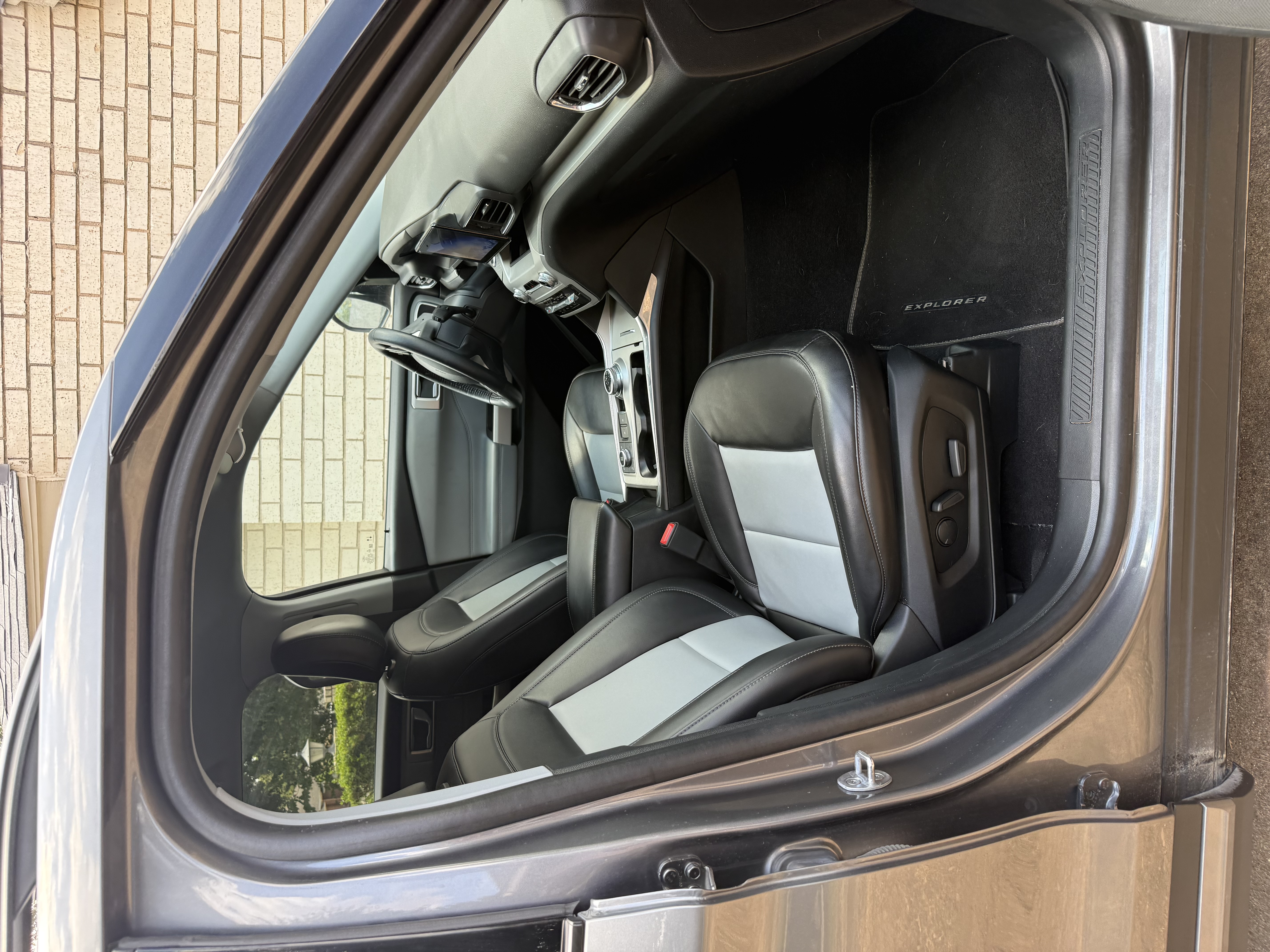 Ford Explorer — passenger side after detail